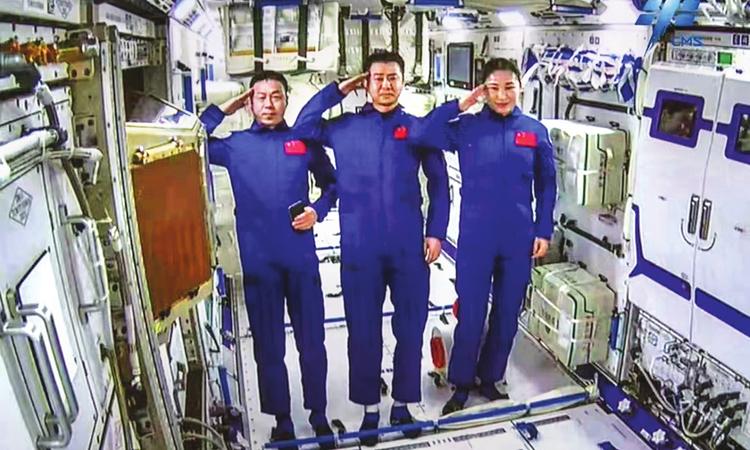 Тайконавтите на космическата станция „Шънджоу“ работят в модула „Уънтиен“