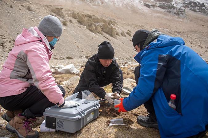 Учени търсят тайните на света на микроорганизмите на Еверест