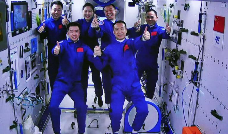 Екипажите на „Шънджоу-15“ и „Шънджоу-14“ се събраха в китайската орбитална станция