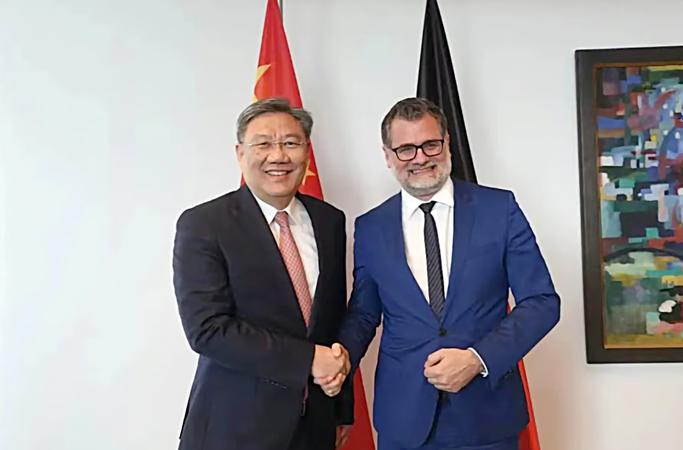 Китайският министър на търговията обсъди в Германия сътрудничеството в цифровата икономика, електромобилите и новите енергии
