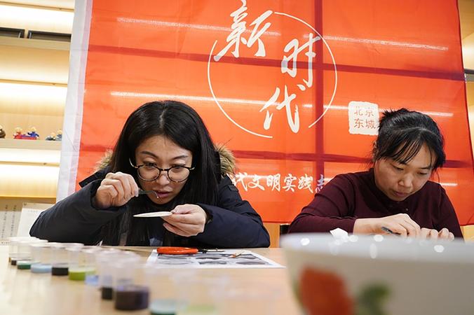 Младежите се забавляват в училището за нематериално наследство в Пекин