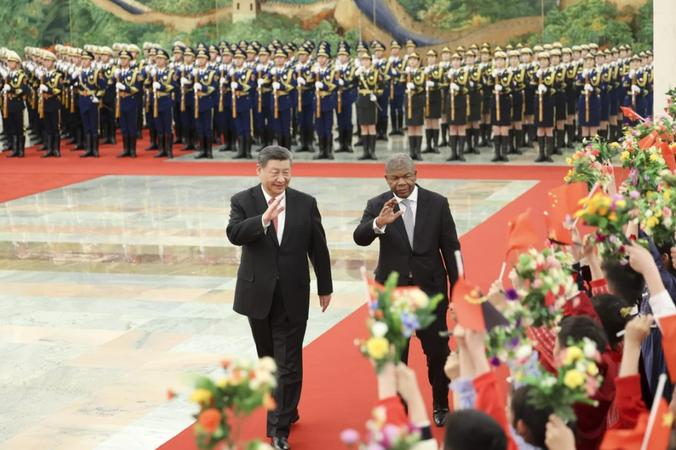 Си Дзинпин се срещна с президента на Ангола
